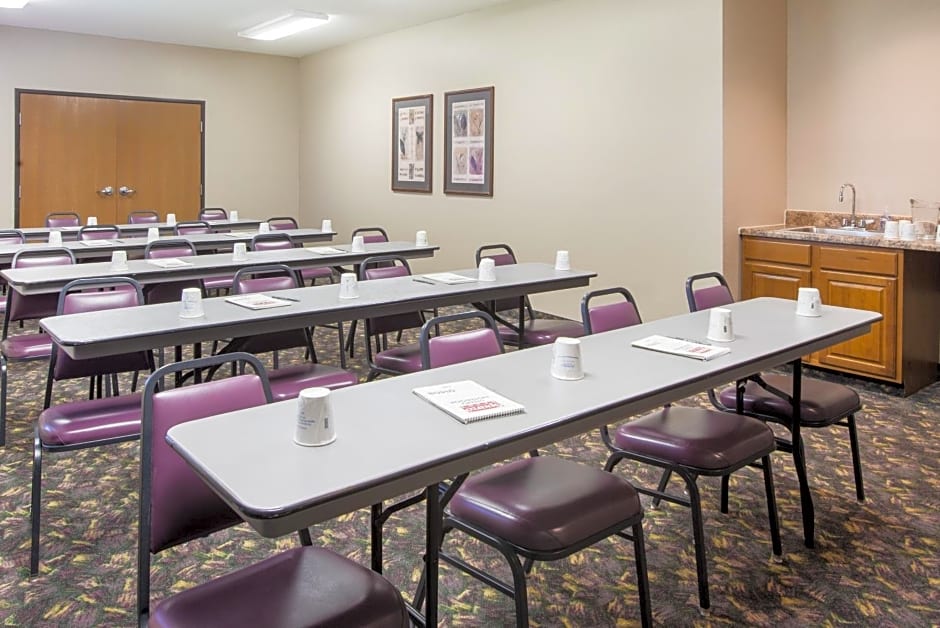 Super 8 by Wyndham Iola KS