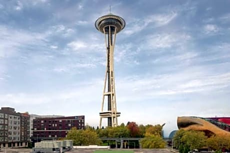 Queen Room with Two Queen Beds - Space Needle View