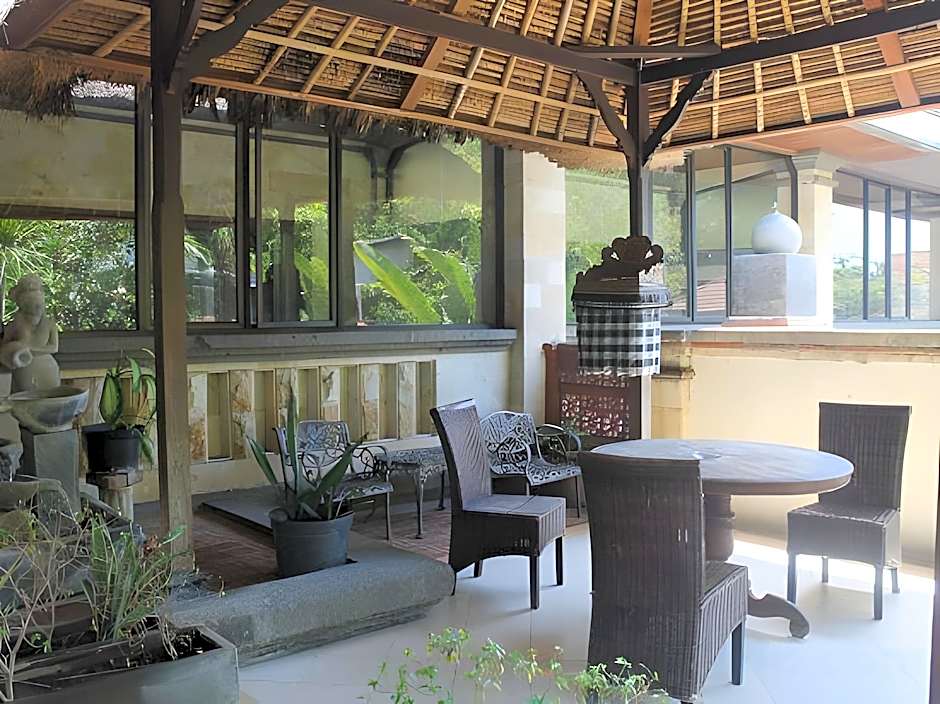 Super OYO Townhouse Oak Maxi Hotel Legian