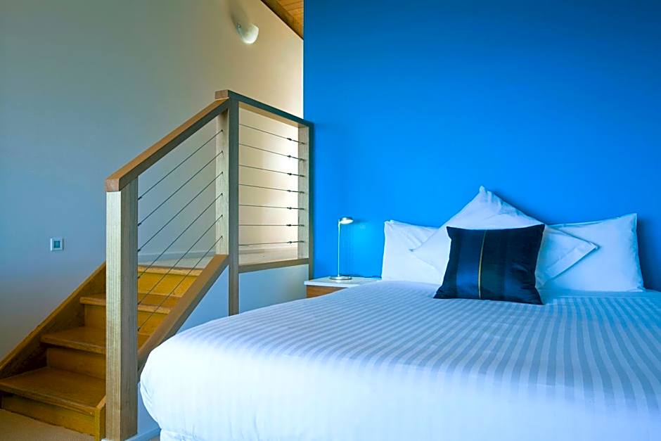 Chris's Beacon Point Restaurant & Villas