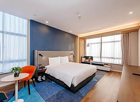 1 King Standard Extra Floor Space