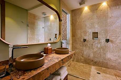 Standard King Room with Balcony and Lake View