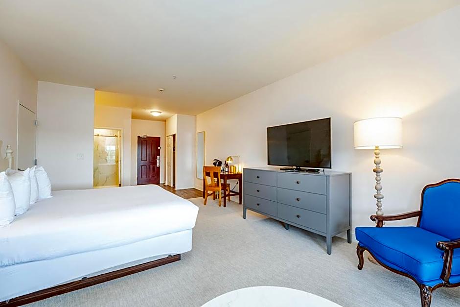 Photo 1 of 7 of 1 King Bed, Balcony