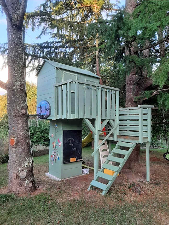 A la Volette, chambres d'hôtes, 2 à 6 personnes, linge et petit déjeuner inclus, jeux-cabanes pour enfants,