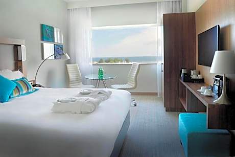 Deluxe Room, 1 King Bed, Sea View