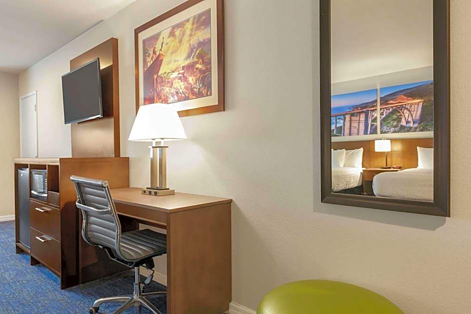 Days Inn & Suites by Wyndham Anaheim At Disneyland Park