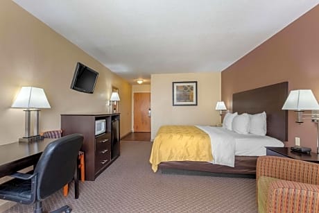 1 King Bed, Nonsmoking, Accessible
