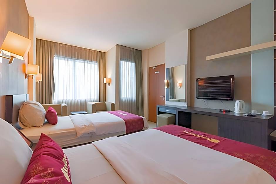 RedDoorz Premium near Paris Van Java Mall