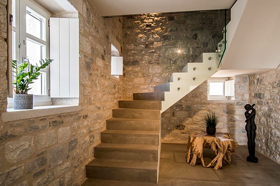 BASSA MAINA Villas & Suites