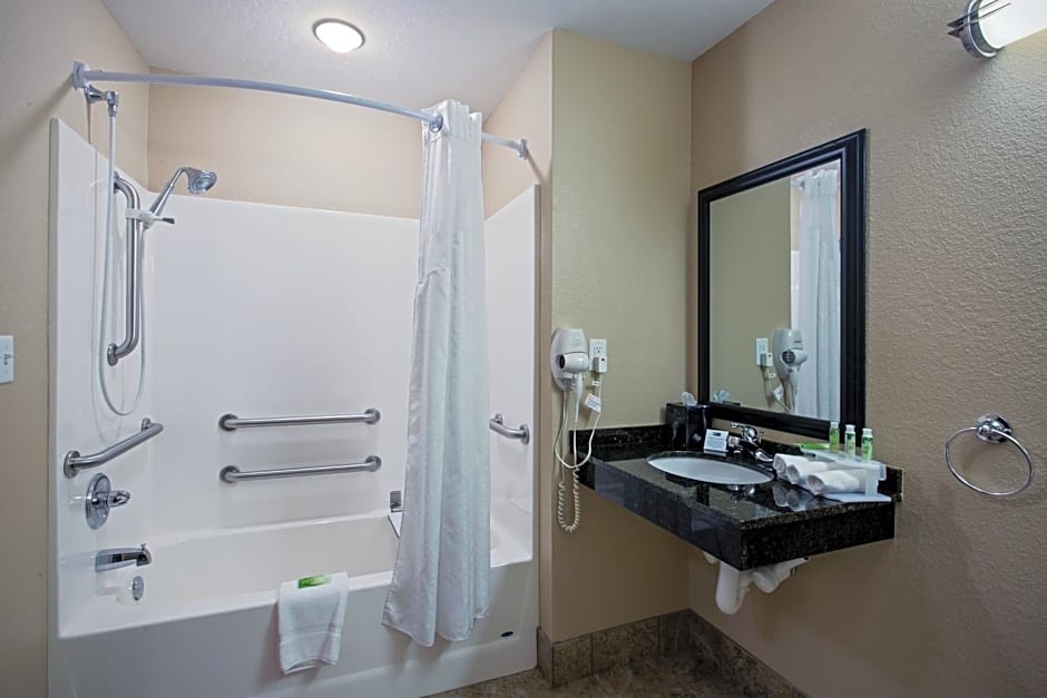 Holiday Inn Express & Suites - Green Bay East, an IHG Hotel