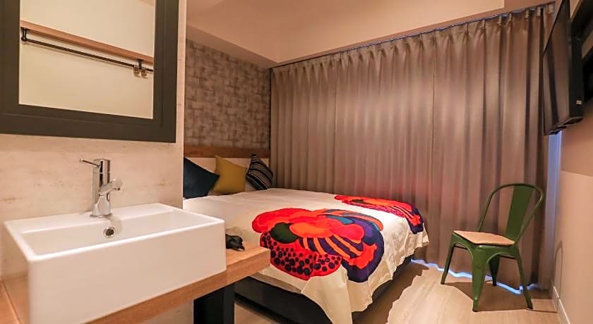 FFFFFF Hotel