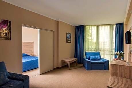 Family Suite (2 Adults + 1 Child)