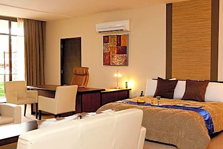 Junior Suite, 1 King, Balcony
