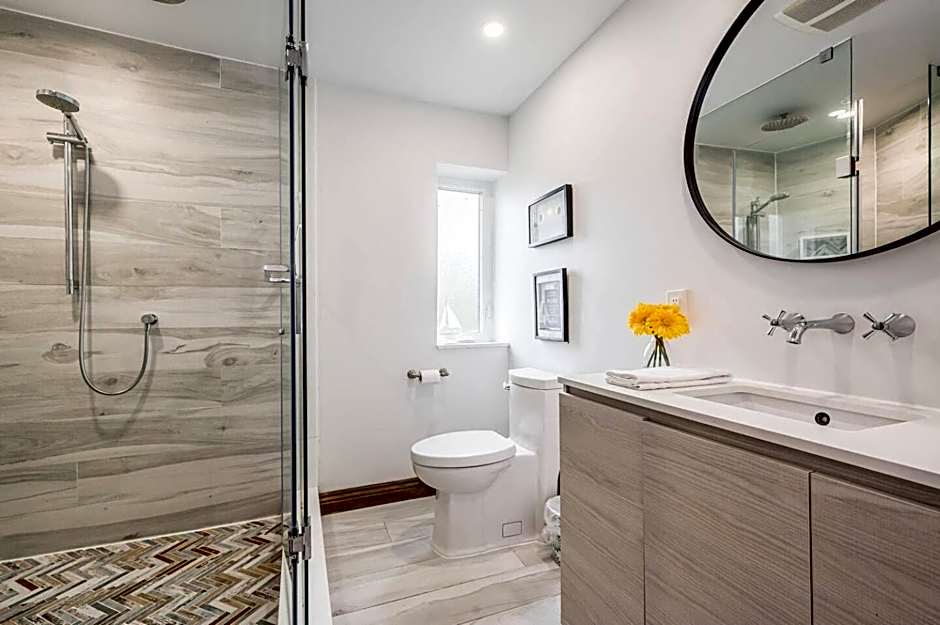 Stunning waterfront w spa dog run