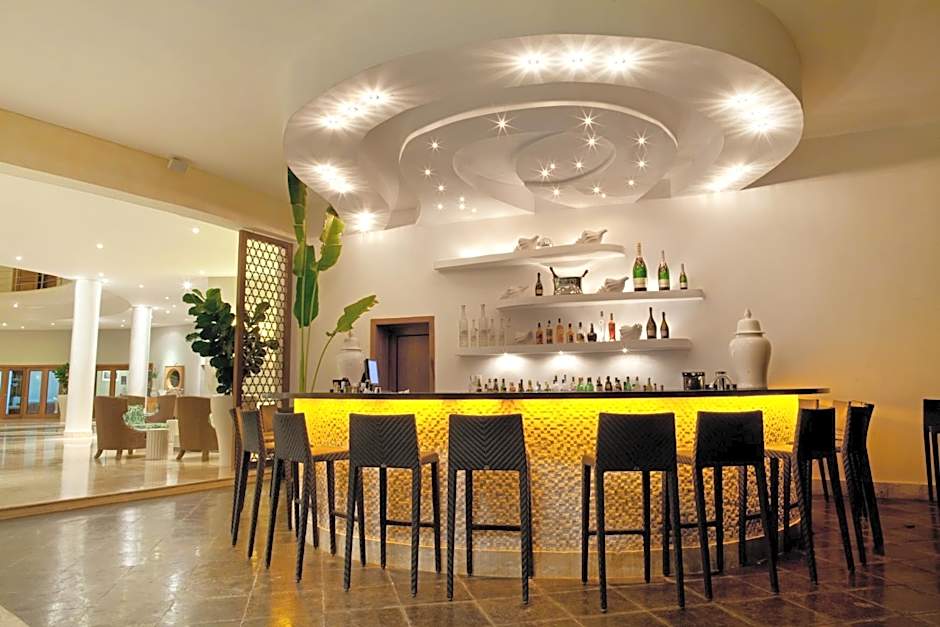 The Bannister Hotel & Yacht Club