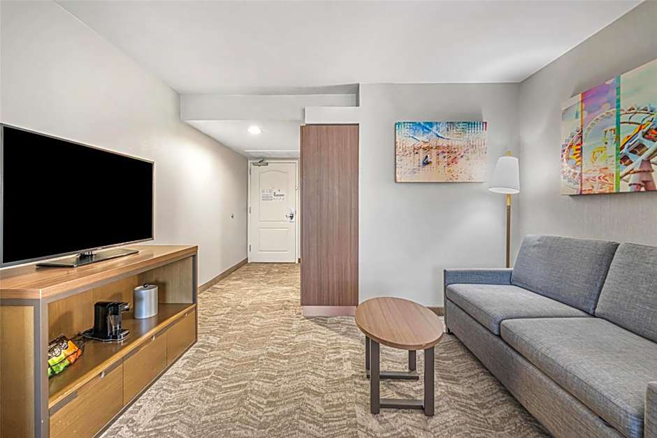 Best Western Valencia/Six Flags Inn & Suites