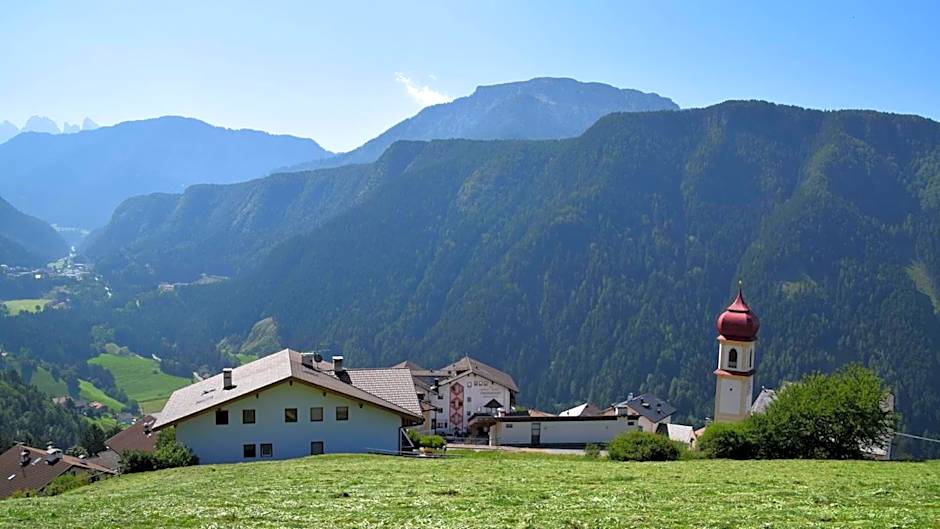 SAN PIETRO DOLOMITI Small Budget Hotel
