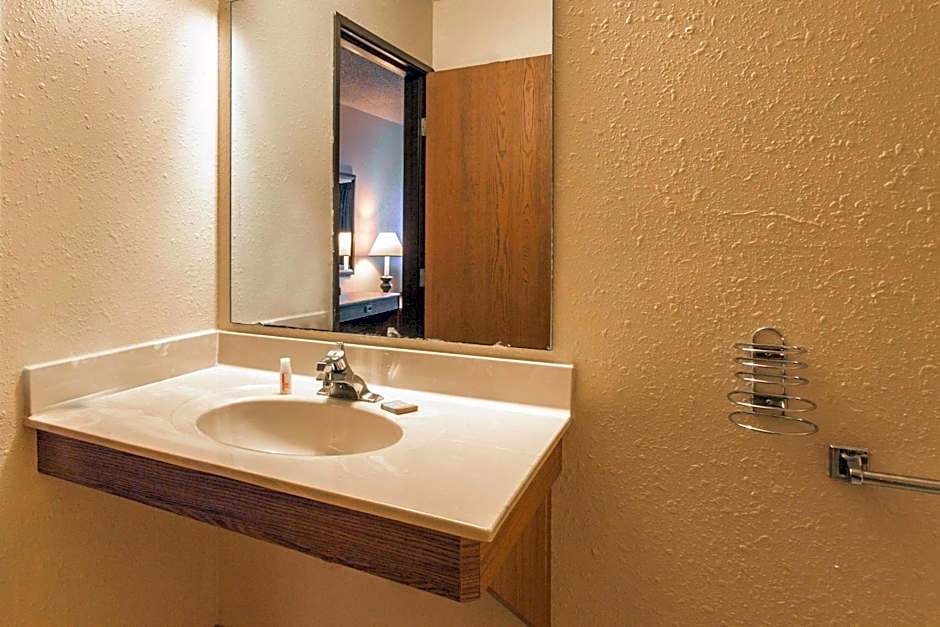 Super 8 by Wyndham Hartford WI