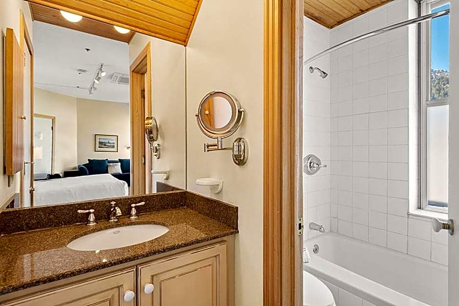 Independence Square 300, Nice Hotel Room with Great Views, Location & Rooftop Hot Tub!