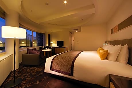 Junior Suite King (Non-Smoking) with Sauna Access