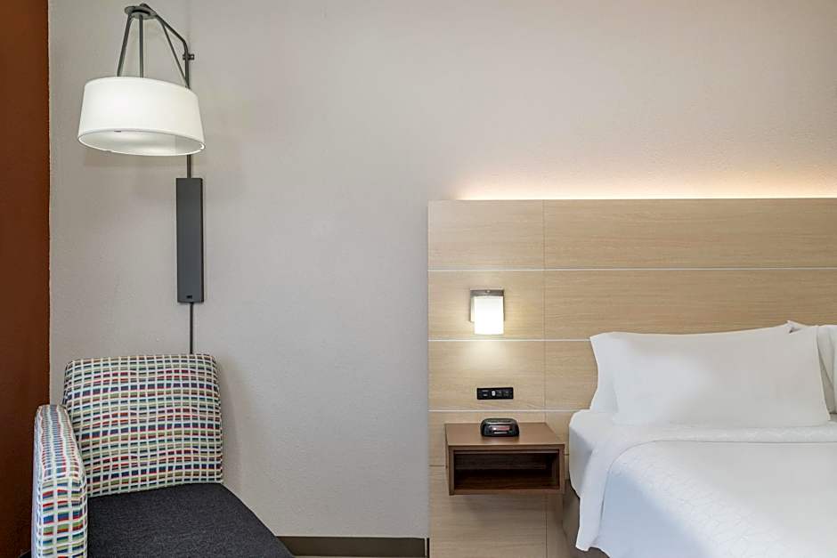 Holiday Inn Express Hotel & Suites-Magee By IHG