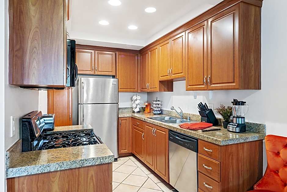 Beverly Hills 2 bed 2 bath Penthouse with Den and Parking 414