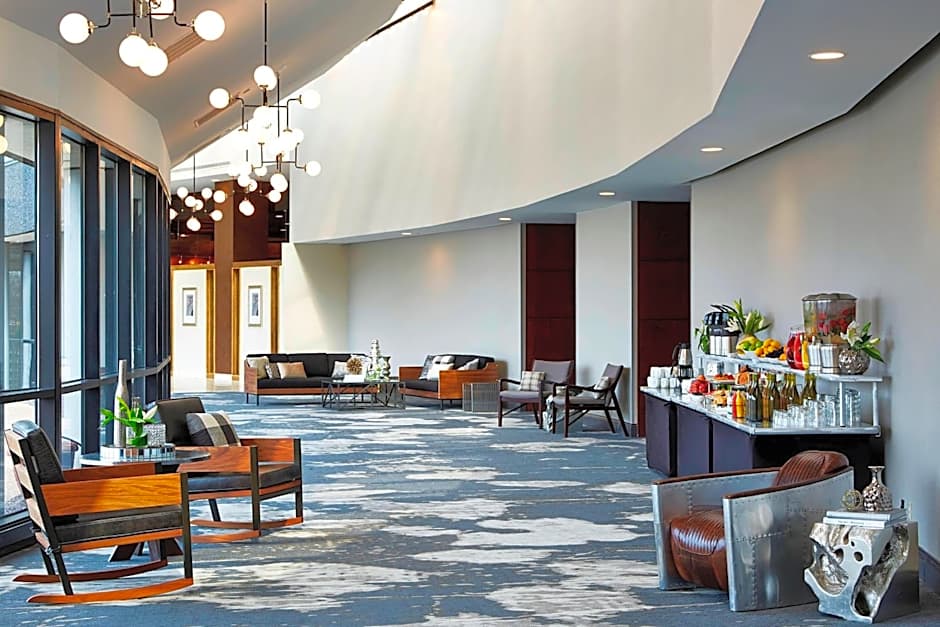 Renaissance by Marriott St. Louis Airport Hotel