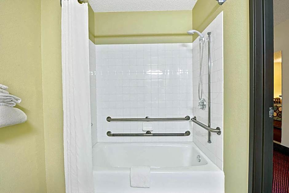 Super 8 by Wyndham Mentor/Cleveland Area