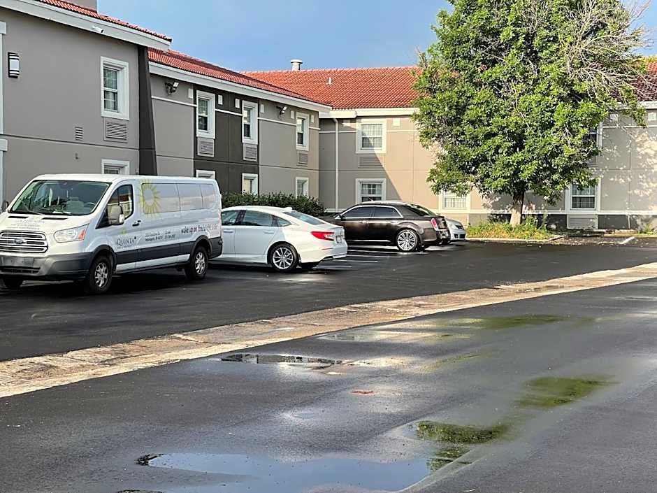 La Quinta Inn & Suites by Wyndham Indianapolis Airport Lynhurst