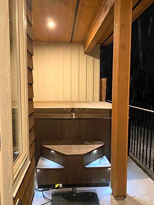 Cozy Modern Ski-in & Ski-out, Hot Tub, Townhouse