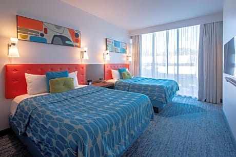 Family Suite Poolside with ADA Tub Mobility Accessible - Exterior Entry (Includes Early Park Admission)