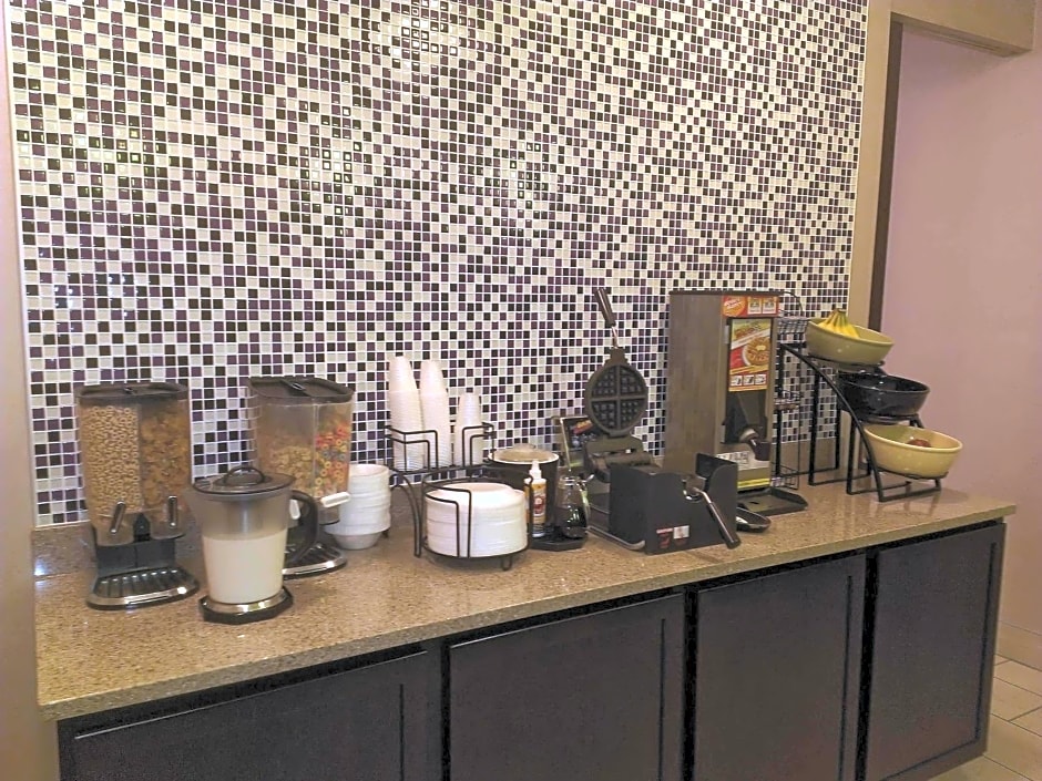 La Quinta Inn & Suites by Wyndham Lincoln