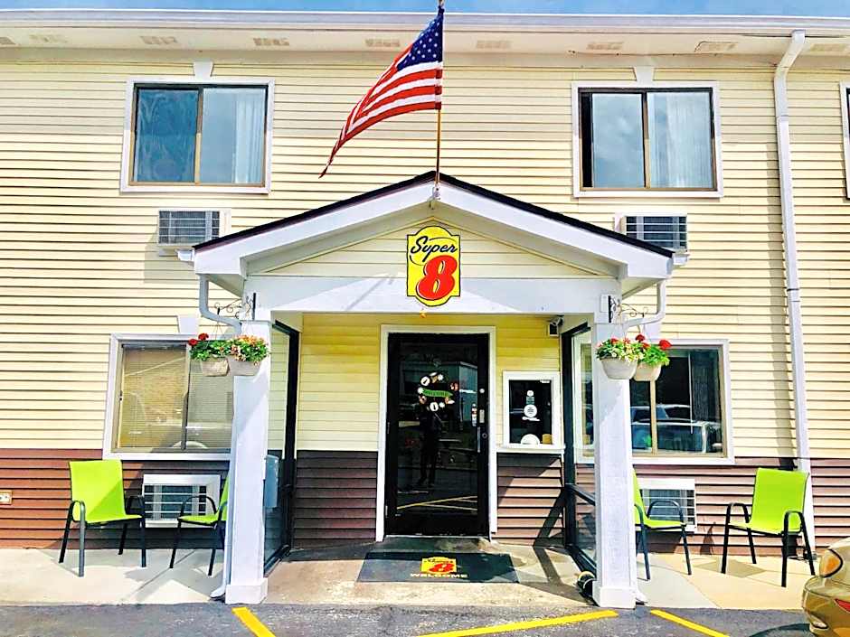 Super 8 by Wyndham Radcliff Ft. Knox Area