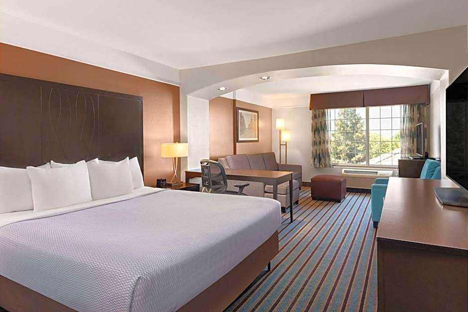 La Quinta Inn & Suites by Wyndham Bakersfield North