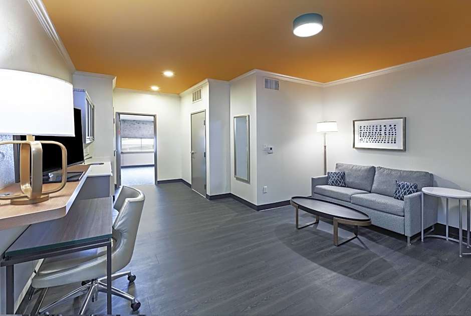 Holiday Inn and Suites McKinney - Allen By IHG