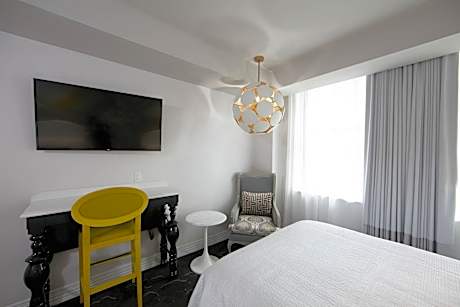 Guest Room,1 Queen, Deluxe Guest room, 1 Queen, John Hand Bldg view, Street view, Corner room