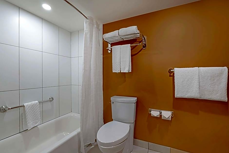 Best Western Plus Emerald Isle Hotel