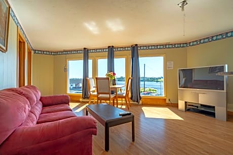 Deluxe Family Suite with Lake View 