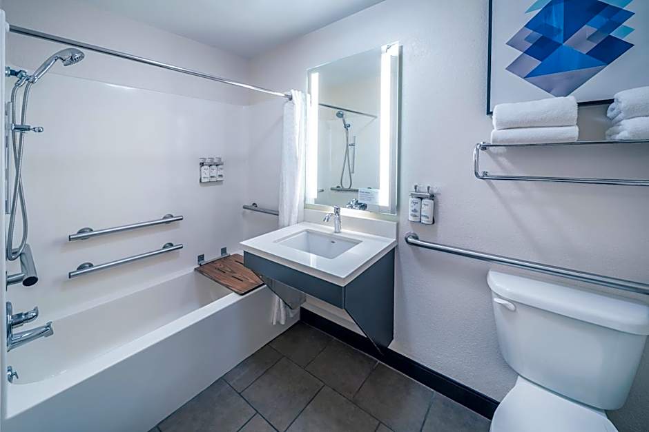 Candlewood Suites Topeka Hotel By IHG
