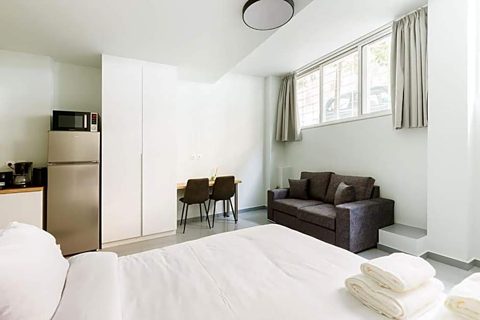 Snug studio apartment with shared garden IV