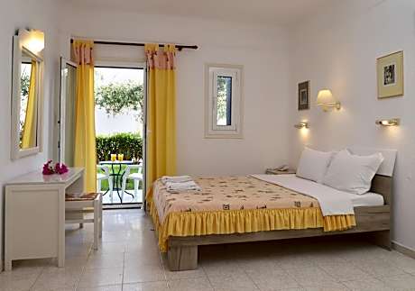 Family Studio with Garden View