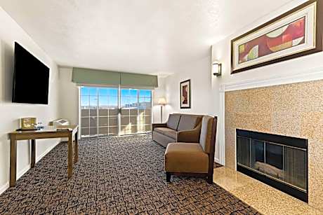King Suite with Bathtub - Disability Access/Non-Smoking