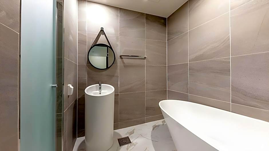 Brown-Dot Hotel Deokcheon