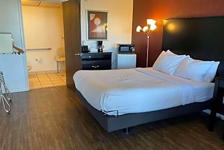 1 Queen Bed First Floor Bldg Two Mobility Access Room Tub w/Grab Bars NSMK