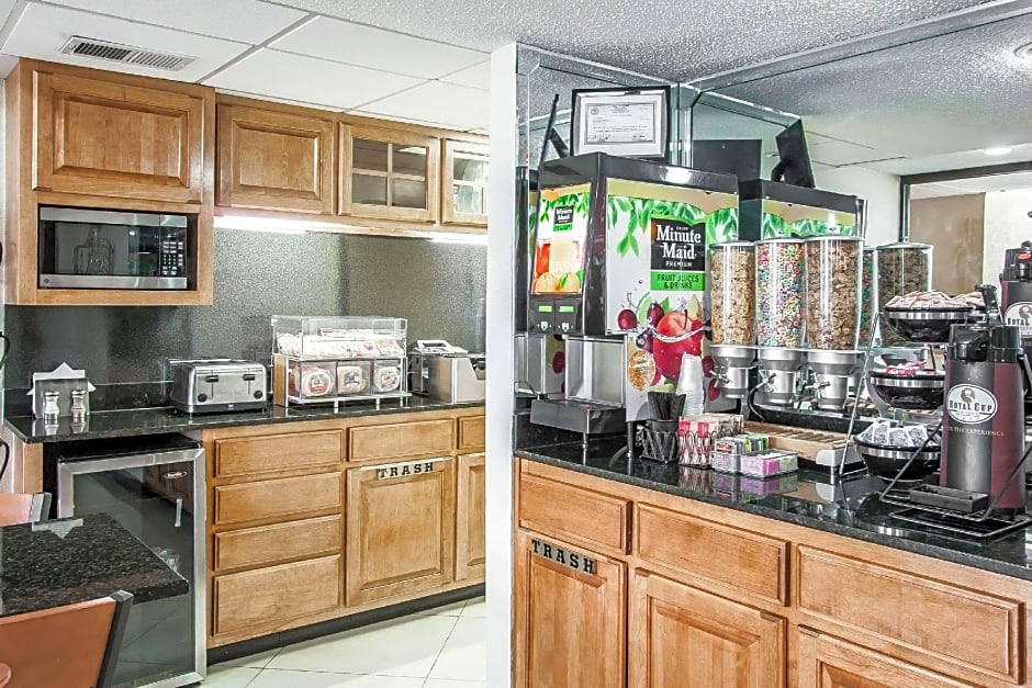 Econo Lodge Inn & Suites Memphis