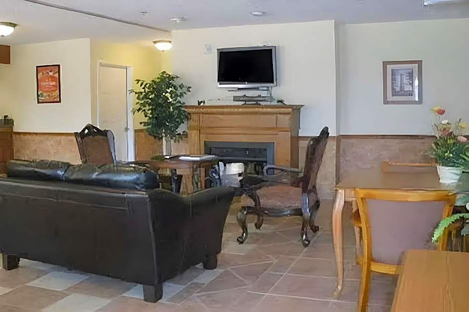 Econo Lodge Inn & Suites