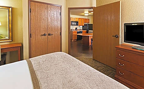 1 Queen Bed 1 Bedroom Suite Low Floor