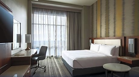 1 king bed, guest room