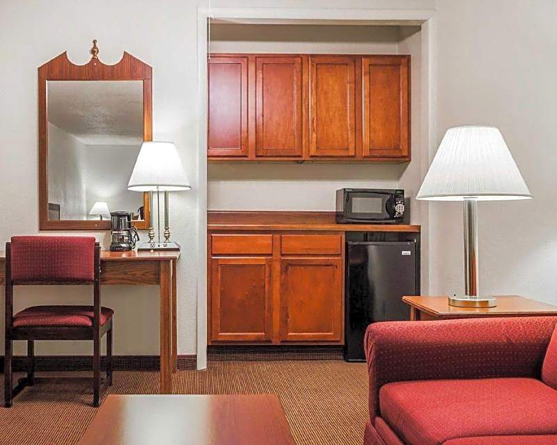 Quality Inn & Suites Des Moines - Merle Hay Road