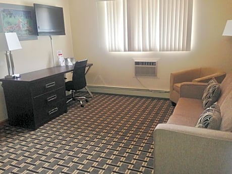 Queen Suite with Three Queen Beds - Non-Smoking